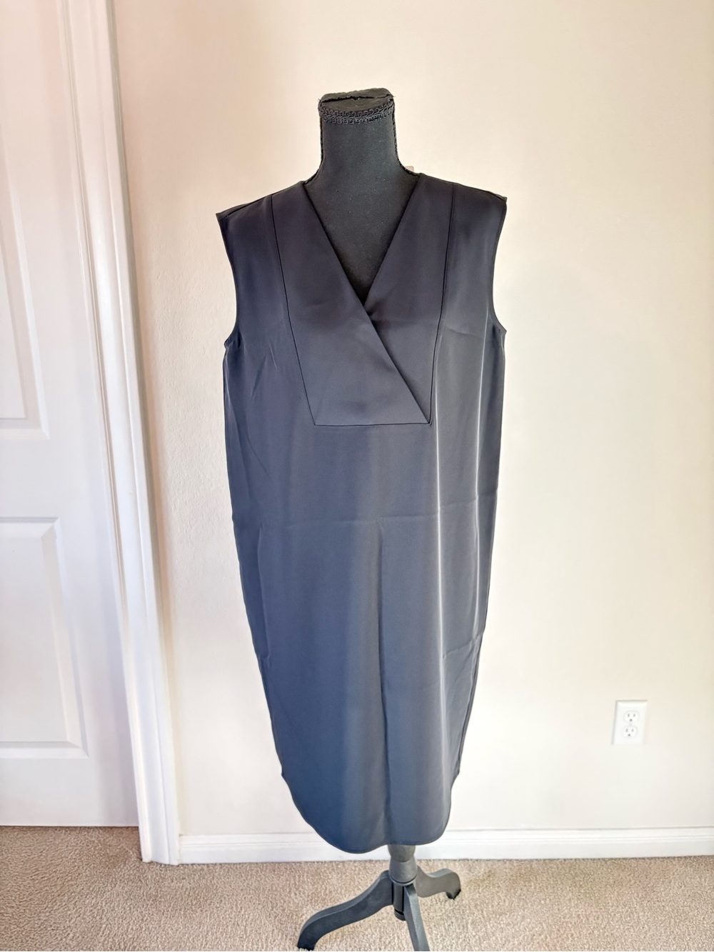 Uniqlo Black Sleeveless V-Neck Shift Dress Sz M NWT